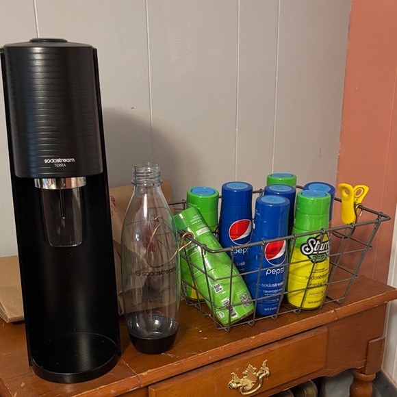 SodaStream Black Sparkling Water Maker - Picture 1 of 1